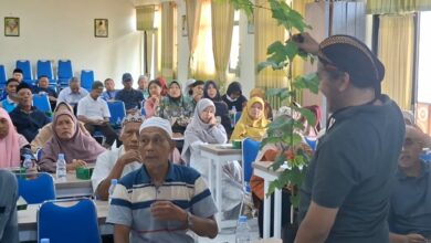 Praktisi mengenakan blangkon sedang memperlihatkan tanaman anggur di depan peserta Bimtek Budidaya Anggur JATAM Muntilan Magelang.