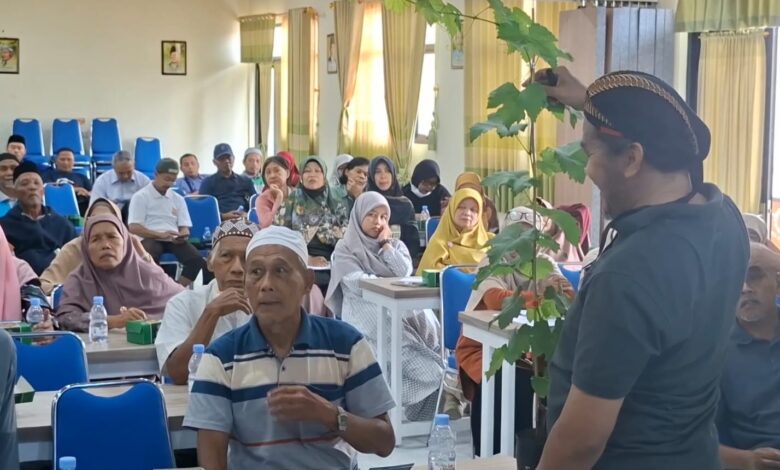 Praktisi mengenakan blangkon sedang memperlihatkan tanaman anggur di depan peserta Bimtek Budidaya Anggur JATAM Muntilan Magelang.