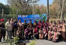 Jajaran pimpinan dan kader ortom Muhammadiyah foto bersama saat penanaman pohon PCM Kebakkramat di Desa Alastuwo.