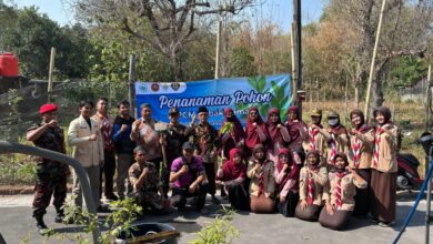 Jajaran pimpinan dan kader ortom Muhammadiyah foto bersama saat penanaman pohon PCM Kebakkramat di Desa Alastuwo.