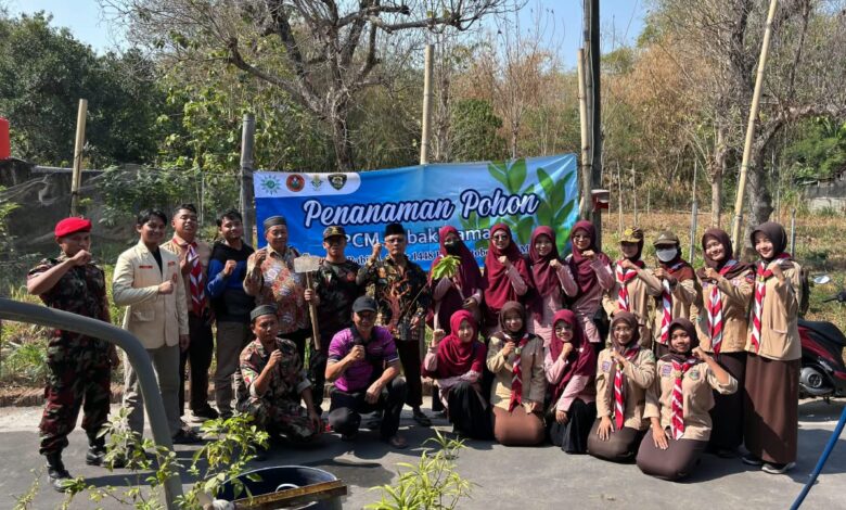 Jajaran pimpinan dan kader ortom Muhammadiyah foto bersama saat penanaman pohon PCM Kebakkramat di Desa Alastuwo.