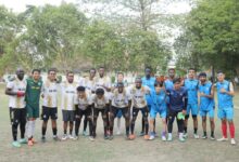 Mahasiswa internasional UMS dan UMY foto bersama saat gelar persahabatan sepak bola di Lapangan Psikologi UMS Surakarta