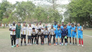 Mahasiswa internasional UMS dan UMY foto bersama saat gelar persahabatan sepak bola di Lapangan Psikologi UMS Surakarta