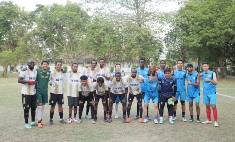Mahasiswa internasional UMS dan UMY foto bersama saat gelar persahabatan sepak bola di Lapangan Psikologi UMS Surakarta