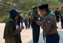 Pembina menyalami santri peserta Mukkhoyyam Hizbul Wathan Ponpes Asy-Syifa Blimbingrejo Jepara.