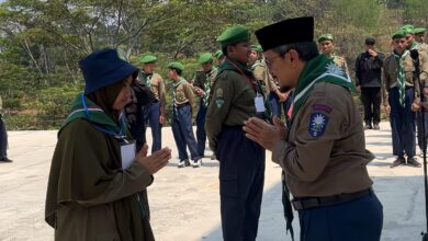 Pembina menyalami santri peserta Mukkhoyyam Hizbul Wathan Ponpes Asy-Syifa Blimbingrejo Jepara.