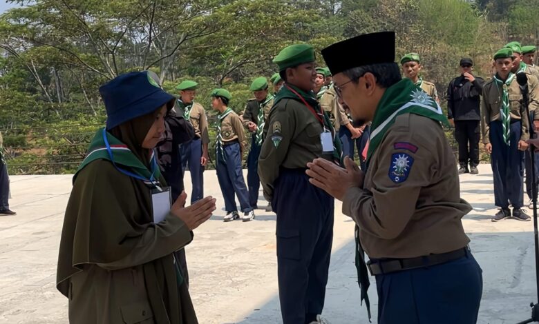 Pembina menyalami santri peserta Mukkhoyyam Hizbul Wathan Ponpes Asy-Syifa Blimbingrejo Jepara.