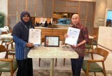 Kepala MIM Digdaya Bolon memperlihatkan dokumen kerja sama MoA dengan perwakilan National Geographic Learning