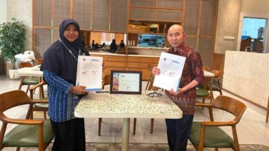 Kepala MIM Digdaya Bolon memperlihatkan dokumen kerja sama MoA dengan perwakilan National Geographic Learning