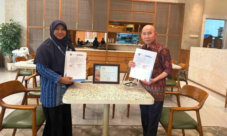 Kepala MIM Digdaya Bolon memperlihatkan dokumen kerja sama MoA dengan perwakilan National Geographic Learning