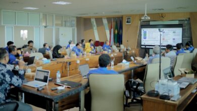 Peserta rapat UMS menyimak presentasi Sistem Manajemen Keamanan Informasi di Ruang Sidang BPH Gedung Induk Siti Walidah Surakarta.