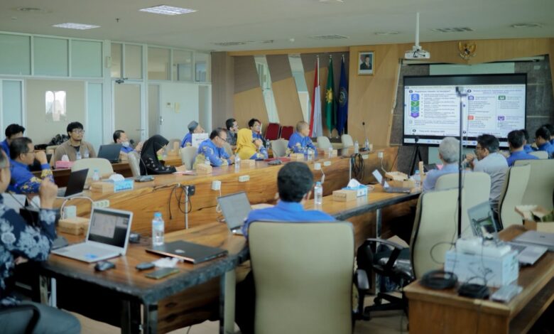 Peserta rapat UMS menyimak presentasi Sistem Manajemen Keamanan Informasi di Ruang Sidang BPH Gedung Induk Siti Walidah Surakarta.