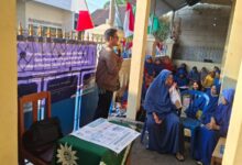Tim pengabdian UMS memberikan materi edukasi gizi dan pencegahan Penyakit Tidak Menular di hadapan kader Aisyiyah Kartasura