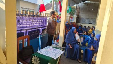 Tim pengabdian UMS memberikan materi edukasi gizi dan pencegahan Penyakit Tidak Menular di hadapan kader Aisyiyah Kartasura