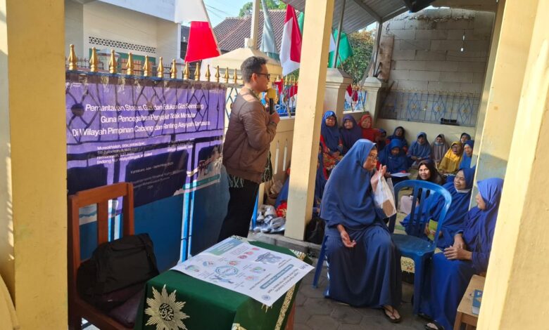 Tim pengabdian UMS memberikan materi edukasi gizi dan pencegahan Penyakit Tidak Menular di hadapan kader Aisyiyah Kartasura