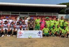 Foto bersama tim peserta dan Rektor UMPWR saat pembukaan Fun Football Piala Rektor UMPWR 2026 di Stadion Sarwo Edhie Wibowo.