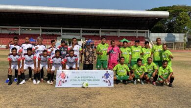 Foto bersama tim peserta dan Rektor UMPWR saat pembukaan Fun Football Piala Rektor UMPWR 2026 di Stadion Sarwo Edhie Wibowo.