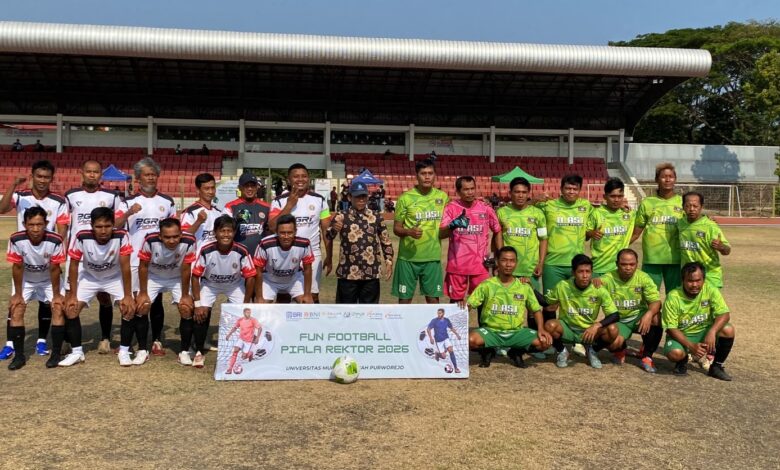Foto bersama tim peserta dan Rektor UMPWR saat pembukaan Fun Football Piala Rektor UMPWR 2026 di Stadion Sarwo Edhie Wibowo.