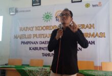 Mukhtarom menyampaikan materi dalam Rakorda dan Pelatihan Dokumentasi Media PDM Pekalongan di SMK Muhammadiyah Karanganyar.