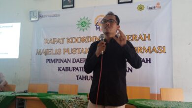 Mukhtarom menyampaikan materi dalam Rakorda dan Pelatihan Dokumentasi Media PDM Pekalongan di SMK Muhammadiyah Karanganyar.