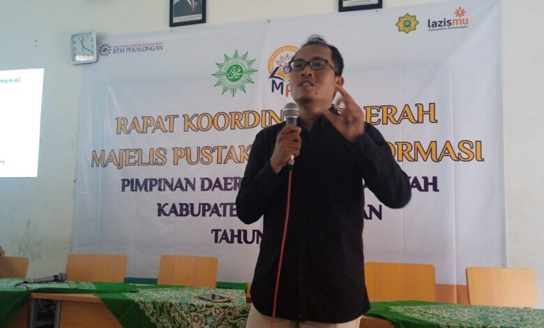 Mukhtarom menyampaikan materi dalam Rakorda dan Pelatihan Dokumentasi Media PDM Pekalongan di SMK Muhammadiyah Karanganyar.