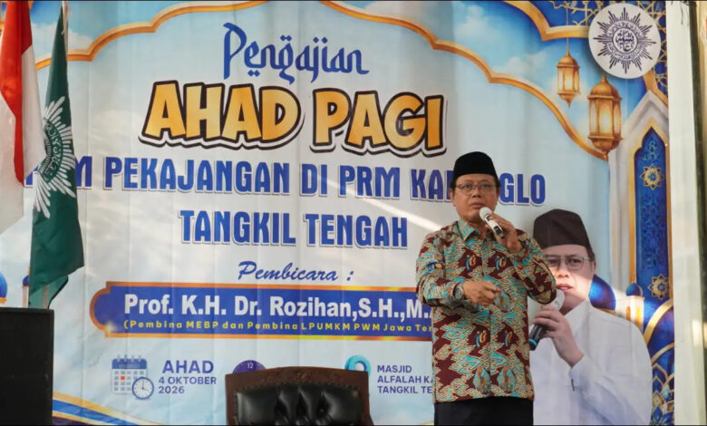 Prof Rozihan menyampaikan tausiyah dalam Pengajian Ahad Pagi PCM Pekajangan di Masjid Al-Falah Karanglo.