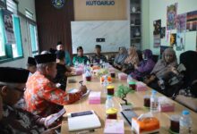 Suasana silaturahmi dan diskusi antara pengurus PRM Kayuputih Rawamangun Jakarta dan PCM Kutoarjo di dalam ruangan rapat.