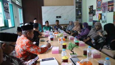Suasana silaturahmi dan diskusi antara pengurus PRM Kayuputih Rawamangun Jakarta dan PCM Kutoarjo di dalam ruangan rapat.