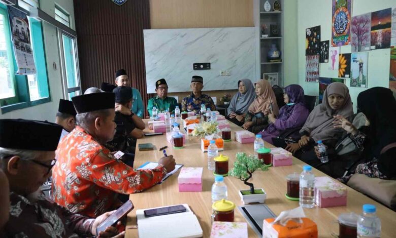 Suasana silaturahmi dan diskusi antara pengurus PRM Kayuputih Rawamangun Jakarta dan PCM Kutoarjo di dalam ruangan rapat.
