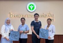 Tim UMS dan Mahidol University memegang tas cinderamata saat program pertukaran pengetahuan di Thailand
