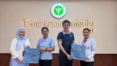 Tim UMS dan Mahidol University memegang tas cinderamata saat program pertukaran pengetahuan di Thailand