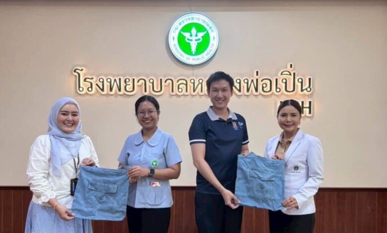 Tim UMS dan Mahidol University memegang tas cinderamata saat program pertukaran pengetahuan di Thailand