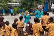 Mahasiswa IMM FKIP UMS memberikan edukasi mitigasi bencana banjir kepada siswa SD Negeri 2 Carikan di lapangan sekolah.