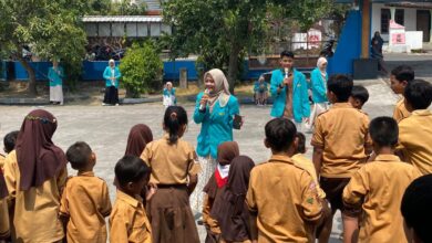 Mahasiswa IMM FKIP UMS memberikan edukasi mitigasi bencana banjir kepada siswa SD Negeri 2 Carikan di lapangan sekolah.