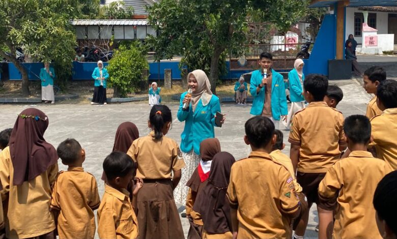 Mahasiswa IMM FKIP UMS memberikan edukasi mitigasi bencana banjir kepada siswa SD Negeri 2 Carikan di lapangan sekolah.