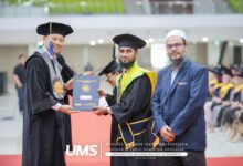 Alumnus FAI UMS Dr Mahmudulhassan menerima ijazah saat wisuda Universitas Muhammadiyah Surakarta
