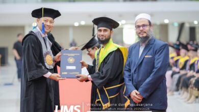 Alumnus FAI UMS Dr Mahmudulhassan menerima ijazah saat wisuda Universitas Muhammadiyah Surakarta