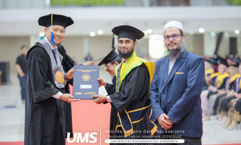 Alumnus FAI UMS Dr Mahmudulhassan menerima ijazah saat wisuda Universitas Muhammadiyah Surakarta