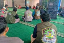 Anggota BikersMu Temanggung dan Wonosobo duduk melingkar dalam sarasehan di Masjid Al-Ikhlas Kejajar.