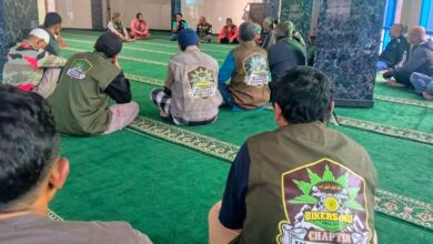 Anggota BikersMu Temanggung dan Wonosobo duduk melingkar dalam sarasehan di Masjid Al-Ikhlas Kejajar.