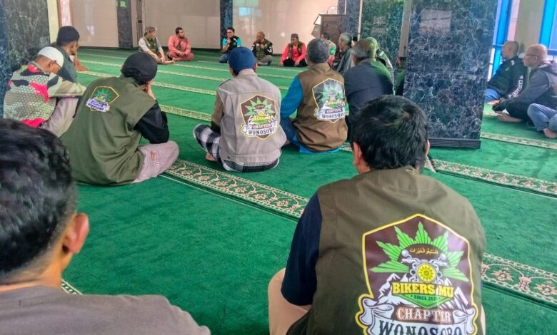 Anggota BikersMu Temanggung dan Wonosobo duduk melingkar dalam sarasehan di Masjid Al-Ikhlas Kejajar.