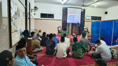 Jamaah menyimak Gelar Pengajian Selapanan PCPM Gemawang bersama Ustadz Lanang Mudadi di Masjid Al-Furqon Desa Jambon.