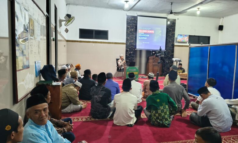 Jamaah menyimak Gelar Pengajian Selapanan PCPM Gemawang bersama Ustadz Lanang Mudadi di Masjid Al-Furqon Desa Jambon.