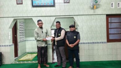 Penyerahan bantuan bakti sosial oleh Ketua Bikersmu Kota Magelang Bustanul Arifin di Pondok Pesantren Tahfidzul Quran PAY Muhammadiyah Piyungan Sawangan.