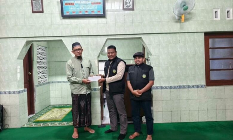 Penyerahan bantuan bakti sosial oleh Ketua Bikersmu Kota Magelang Bustanul Arifin di Pondok Pesantren Tahfidzul Quran PAY Muhammadiyah Piyungan Sawangan.
