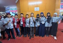 Siswa Muhammadiyah peserta International Mathematics and Science Olympiad atau IMSO 23 menunjukkan medali perak dan perunggu yang berhasil diraih di Depok.