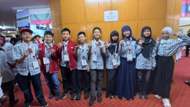 Siswa Muhammadiyah peserta International Mathematics and Science Olympiad atau IMSO 23 menunjukkan medali perak dan perunggu yang berhasil diraih di Depok.