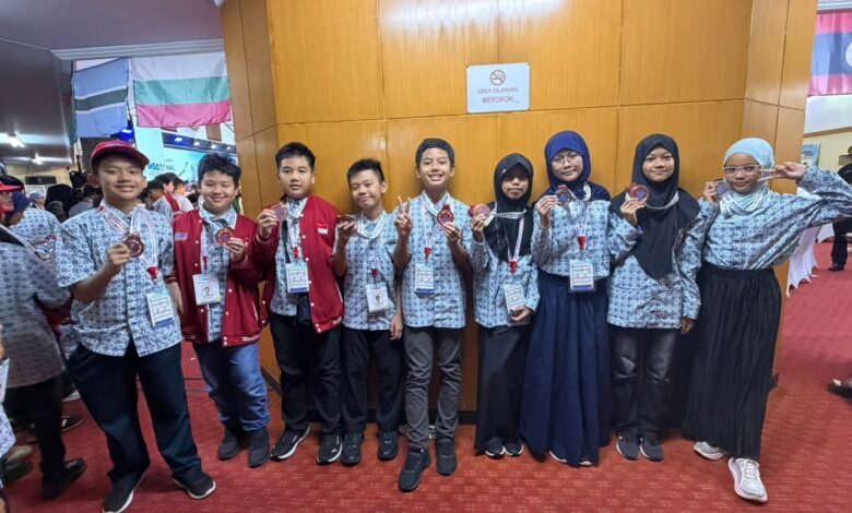 Siswa Muhammadiyah peserta International Mathematics and Science Olympiad atau IMSO 23 menunjukkan medali perak dan perunggu yang berhasil diraih di Depok.