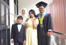 Pimpinan BRI Cabang Soreang Rizki Farisi berfoto bersama keluarga saat momen Wisuda UMP ke-79.
