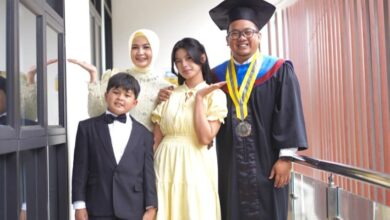 Pimpinan BRI Cabang Soreang Rizki Farisi berfoto bersama keluarga saat momen Wisuda UMP ke-79.